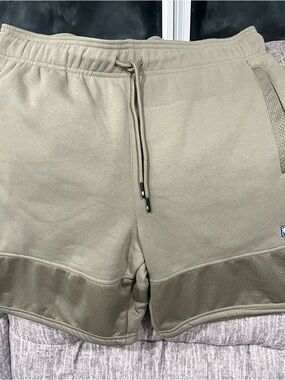 NBA Classic Basketball Shorts Men's Size L Olive Green At The Knee NWT